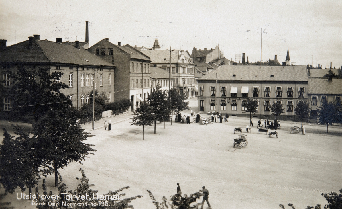 Postkort, Hamar, Stortorget, Torggata 83 Munchgården, Kaulumgården, Oplandske Gjestgiveri i Torggata 82, torghandel, A. Blystad.
