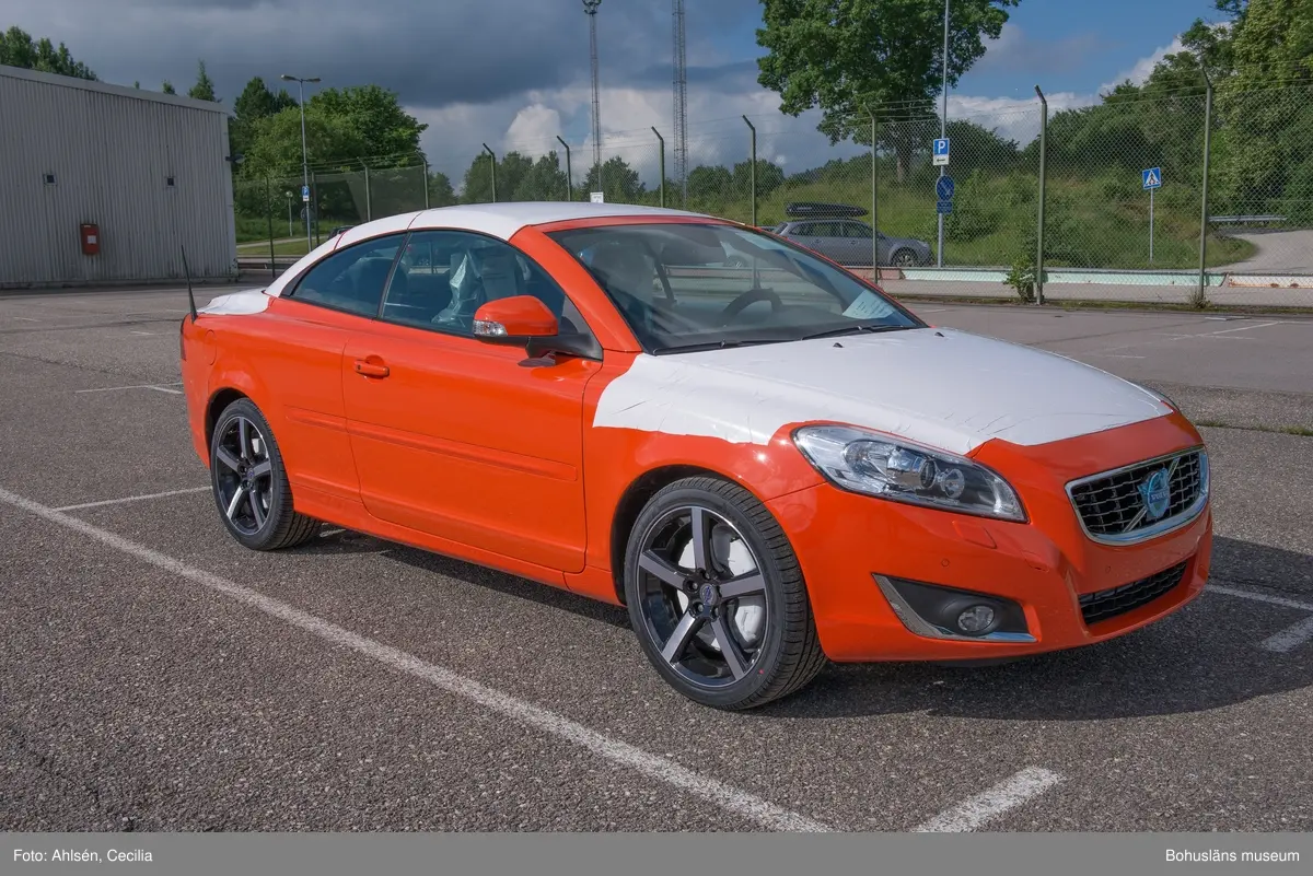 Volvo C70 av sista modellen, med äldre färg till karossen. På bilden syns den vita maskeringstejpen över tak, baklucka och motorhuv som ska skydda karossen under transport till återförsäljare.