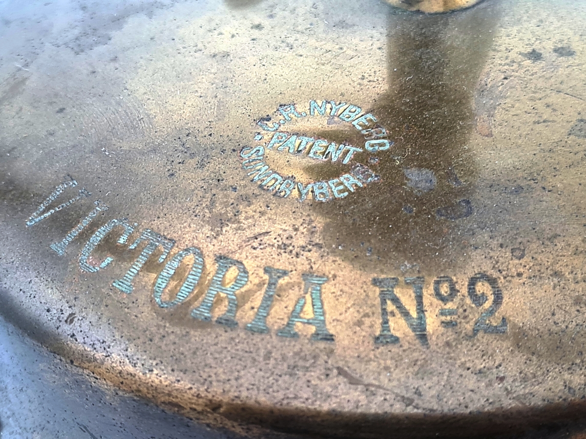 Fotogenkök av mässing. Märkt C.R. Nyberg pateny Sundbyberg. Victoria No 2. Vidhängande etikett No 142.