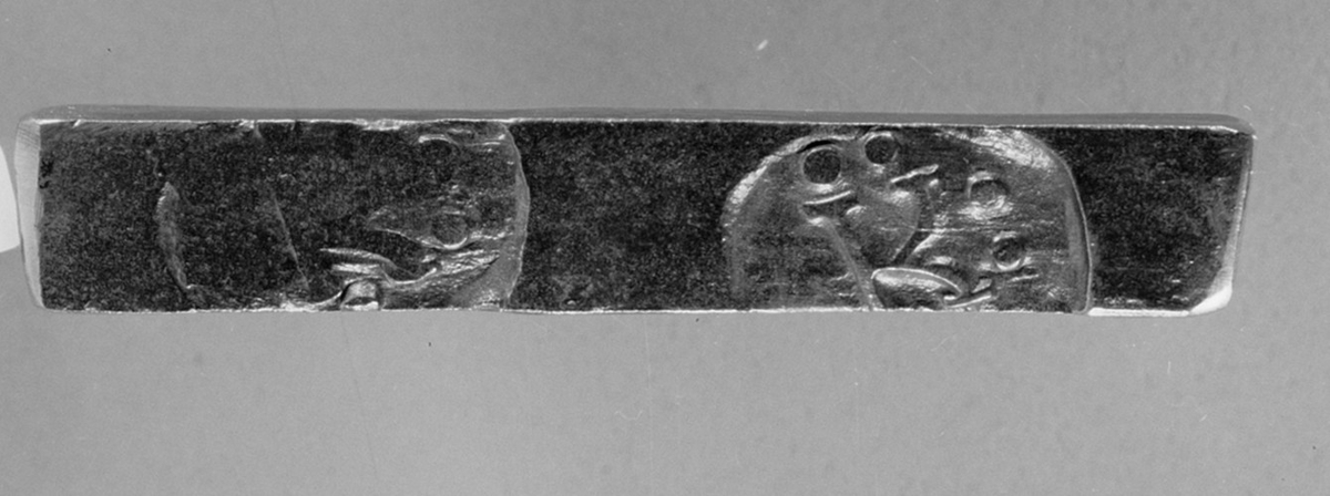 Avtryck av järnstämpel i prov av stångjärn. 