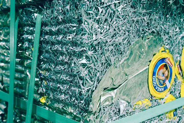 Tettpakket og komprimert aluminium. Helt til høyre ses en rund og gul leverposteiboks