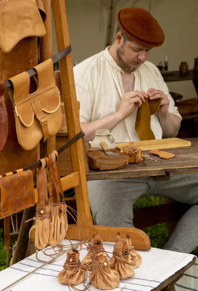 Mann i middelalderklær som driver med lærarbeid