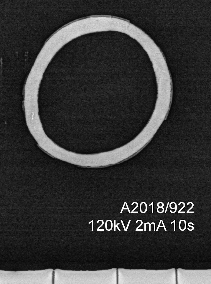 Ring av kobberlegering, mulig ringspenne (?) lik Søvsø 2009: Type 2.1. Overflaten er stedvis forgyllet, men også korrodert og stedvis avskallet. Diam.: 2,6 cm, t.: 0,2 cm. Vekt: 2,4 g.