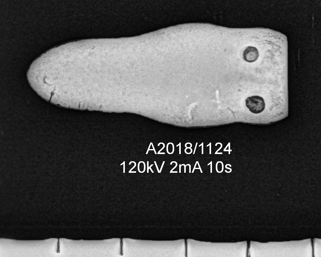 Remendebeslag lik Anderson og Parfitt 2012: fig.10.16, grav 255a. En ende har en fure som har to hull, med én bevart stift/nagle. Overflaten er svært korrodert og ripet. L.: 4,1 cm, stb.: 1,7 cm, t.: 0,3 cm. Vekt: 9,2 g. 