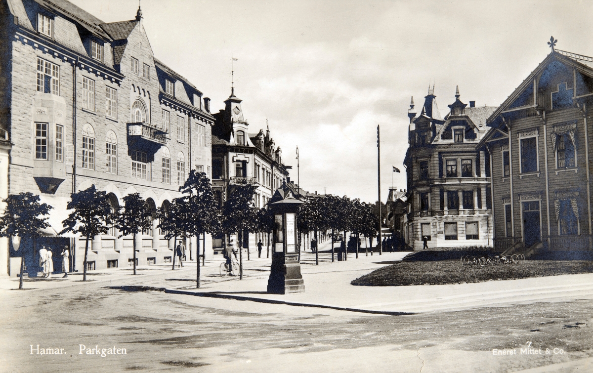 Postkort, Hamar, Parkgata, Jernbaneplassen, Vangs Sparebank, Singergården, stasjonsbygning nr 1 i jernbaneparken,