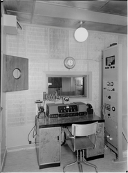 Interiør ved relestasjon for Notodden Kringkaster. Skrivepul