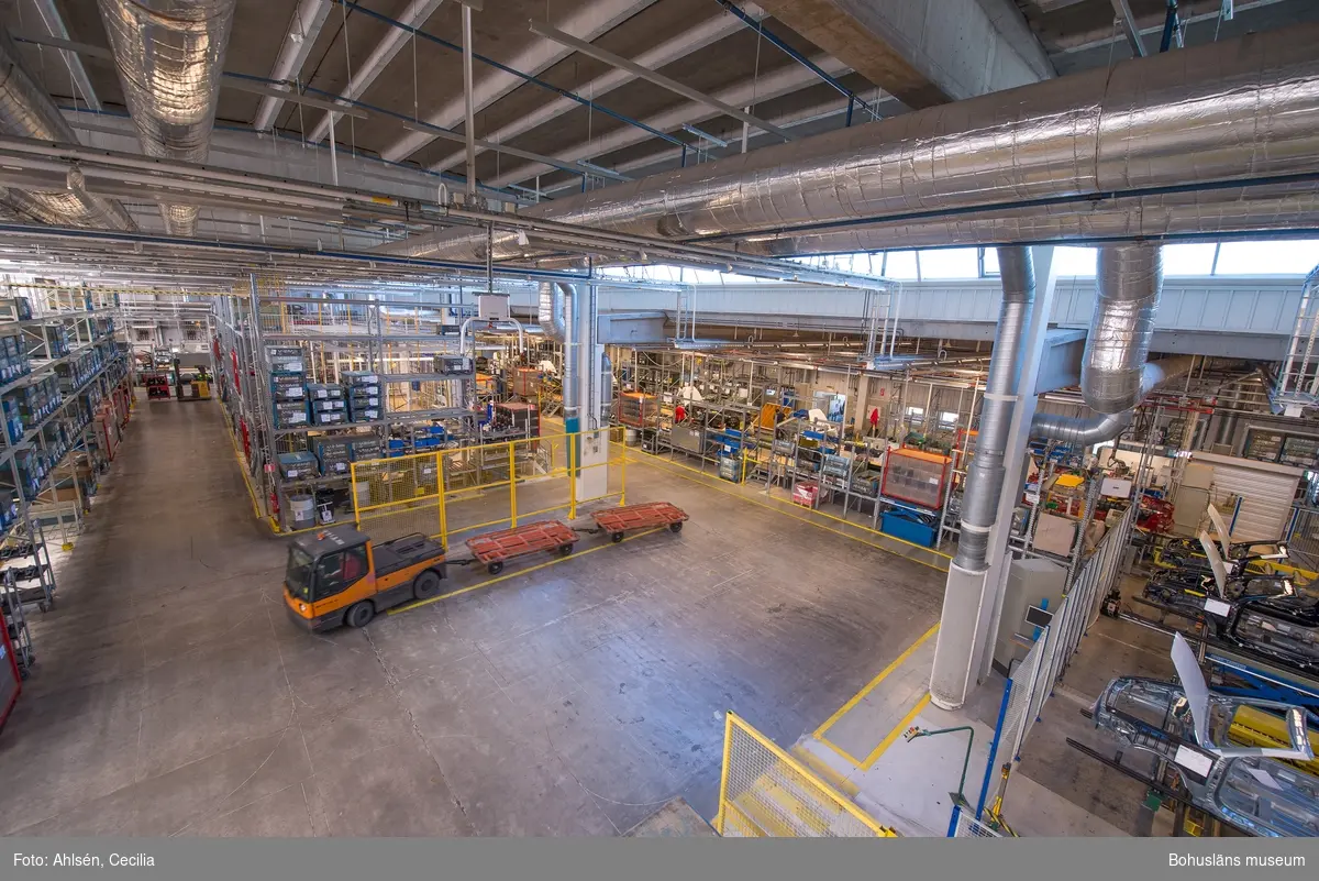 Vy från monteringshallen (UCI hallen), taget från skylift.  Linan där motorer börjar att monteras (se bild 0049) syns längst bort i bild och närmast i bild finns ställningar för material till produktionen.