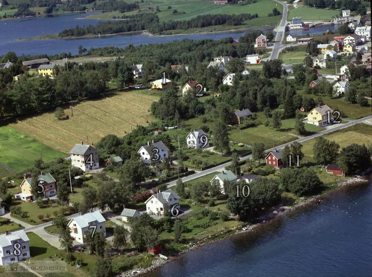 Helland nedre, gnr. 45..1. Bnr. 1-33. Festetomt under prestegarden. Magnar Skudal bygde hus her. .2. Bnr. 63. Sverre Halkjelsvik bygde hus her..3. Bnr. 44. Rasmus Bårdsnes bygde hus her..4. Bnr. 40. Huset vart bygd av Ragnvald Sønstabø senior..5. Bnr. 54. Huset vart bygd av Andreas Nerås..6. Bnr. 38. Huset vart bygd av lensmann Lars Kaarvaag. lensmannskontor i huset. .7. Bnr. 42. Huset vart bygd av Misfjord. .8. Bnr. 37..9. Sjå 81758.10. Sjå 81758.11. Sjå 81758.12. Sjå 81758