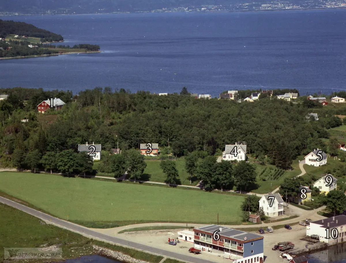 Vestnes, gnr. 51..1. Bnr. 4, "Hotellet", fabrikk- og bustadhus bygd av Jonas Kirkeslett på ruinane av det gamle Vestnes hotell, som brann ned. No er der omsorgsbustader, "Kyrkjebakken"..2. Bnr. 38. Hus bygd i 1918..3. Bnr. 39..4. Bnr. 46..5. Bnr. 618. Tidl. kårhus for Vestnesgarden..6. Bnr. 51. Bustad- og forretningsbygg reist av Albert Vestnes. Eigar 2015: Løviknes eiendom AS..7. Bnr. 200. Bustadhus, bygd av Albert Vestnes..8. Bnr. 507. Bustadhus bygd av Aagaar Berg..9. Bnr. 83. Bustadhus, bygd av skomakar Arne Talberg..10. Bnr. 343. Det første forretningsbygget til Albert Vestnes. No sanert, og erstatta med bustadblokk, "Straumbo". Eigar 2015: Straumbo borettslag