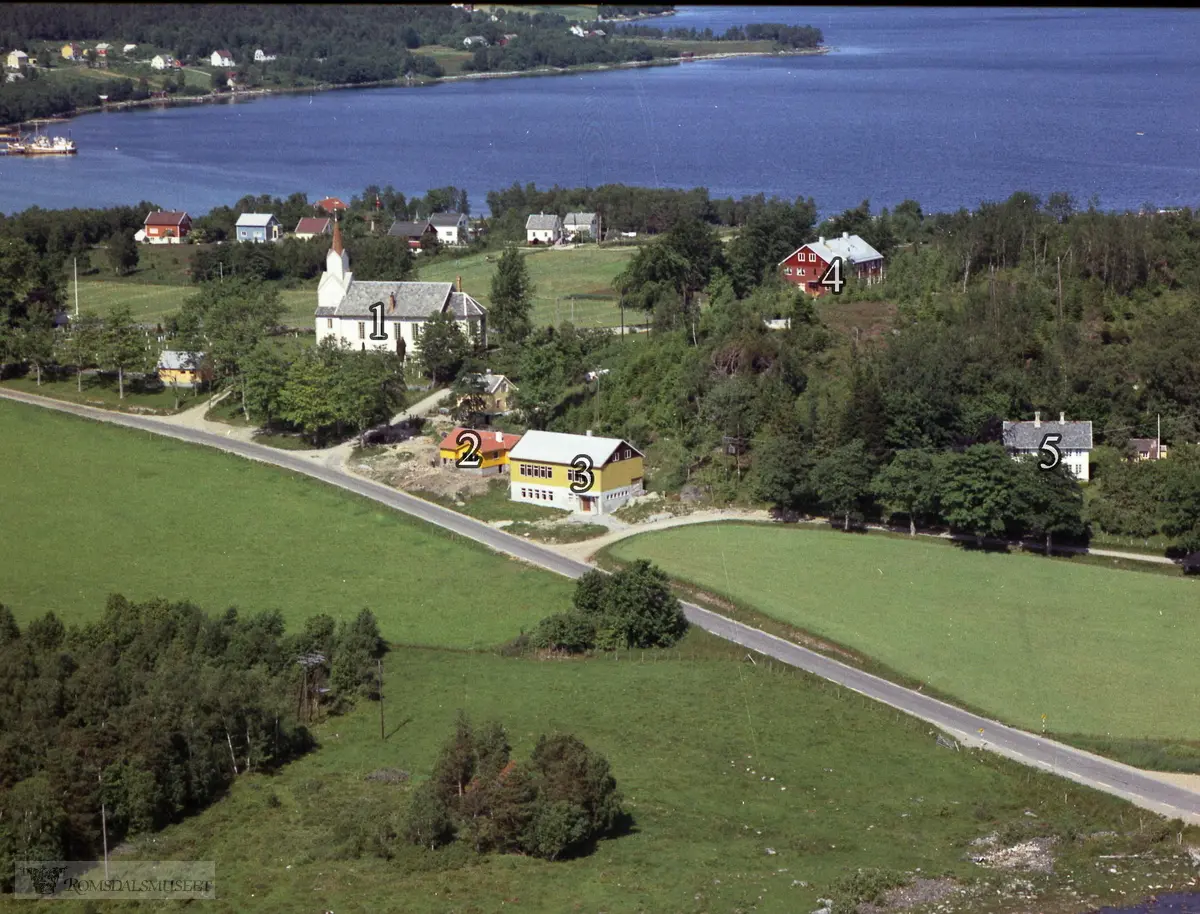 Vestnes, gnr. 51..1. Vestnes kyrkje, bygd 1872. .2. Bnr. 184. Bustadhus bygd av Rasmus Vestnes. .3. Vestnes bedehus. Tidligare stod der eit mindre bedehus på same tomta..4. Bnr. 4, "Hotellet", fabrikk- og bustadhus bygd av Jonas Kirkeslett på ruinane av det gamle Vestnes hotell, som brann ned. No er der omsorgsbustader, "Kyrkjebakken"..5. Bnr. 38. Hus bygd i 1918.