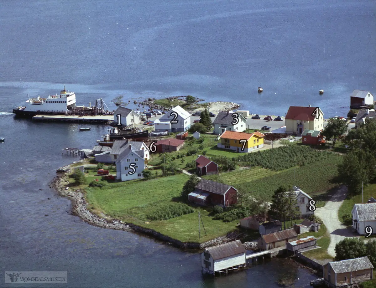 Helland...1. Pakkhuset på Hellandkaia .2. 46/229. Arne Wiik sitt hus. Bustad- og forretningsbygg..3. Johan Wiik (seinare Alf Fagerheim).4. Paulus Sivertsen sitt forretnings- og bustadbygg.5. 46/56. Karsten Vik sitt hus. Eigar no: Vestnes utvikling AS..6. Verkstadbygg.7. Peder Mehl sitt hus, sanert no. Hotell-, bustad- og forretningsområde..8. 46/20 Per Gimmestad m. fam. budde her..9. 46/14. H.L. Legernæs sitt hus, med forretning.