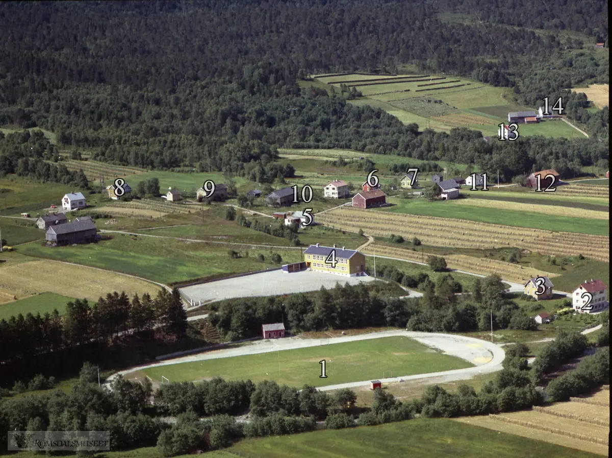 Gnr. 20 Sør-Sylte: ..1. Tresfjord stadion.2. Bnr. 41 "Soltun". (OR1:203). Konfeksjonsverkstad/bustad. .3. Bnr. 22 "Lindalsvollen" (OR1:139). .4. Tresfjord skule.5. Bnr. 54. Det gamle skulehuset på Sylte. (OR1:205). Eigar 2015: Vestnes kommune..6. Bnr. 1 "Ivergarden" (OR1:125). .7. Bnr. 56 "Solglytt" (OR1:2025)..8. Bnr. 45 "Kveldro" (OR1:204). Asbjørn Gjeitnes bygde her i 1950..9. Bnr. 5 "Syltebøen" (OR1:157)..10. Bnr. 7 "Villagarden" (OR1:154)..11. Bnr. 11 "Nilsgarden" (OR1:183)..12. Bnr. 8 "Heljegarden" (OR1:171).13. Bnr. 53 "Elvebakken" (OR1:204).Birger Lindset bygde her i 1955..14. Bnr. 15 "Nerland" (OR1:196).