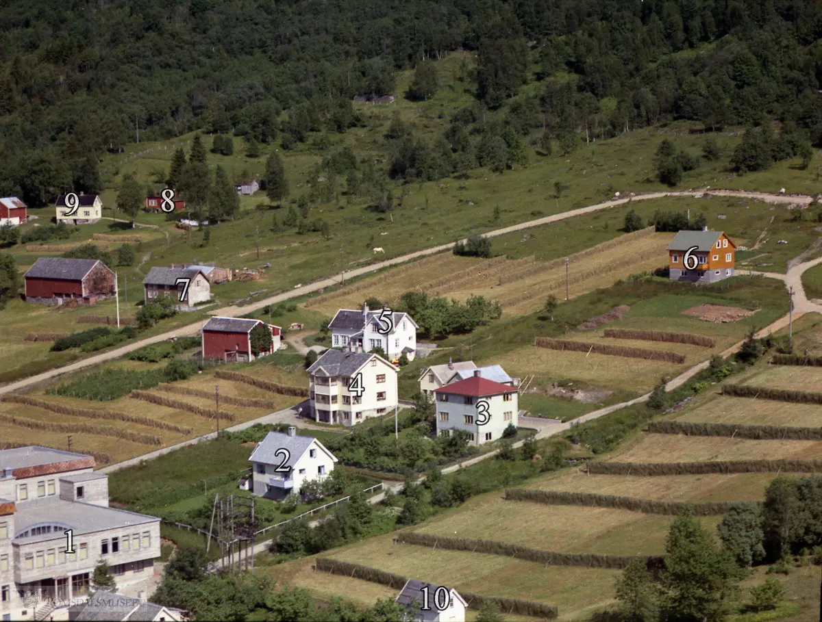 Tomren store, gnr. 67..1. Bnr. 16 "Tomren fabrikker". Gamlebygget brann ned i november 1957. Eigar 2015: Vard Group AS.2. Bnr. 39. "Fredly". Bygd av Reidar Tomren i 1946..3. Bnr. 38. "Rygg". Bygd av Martin N. Øverås i 1946..4. Bnr. 129 "Bakke". Kafebygg for Tomren fabrikker..5. Bnr. 14 "Gunnaplassen på Teigå"..6. Bnr. 57 "Eidem". Bygd i 1960 av Olav Eidem. .7. Bnr. 5 "Plassen"..9. Bnr. 28 "Bakken".