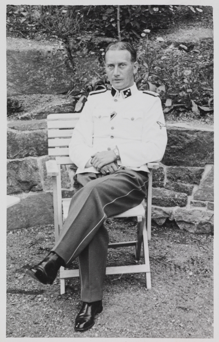 Portrett Alfred Zeidler i helfigur, sittende i en stol