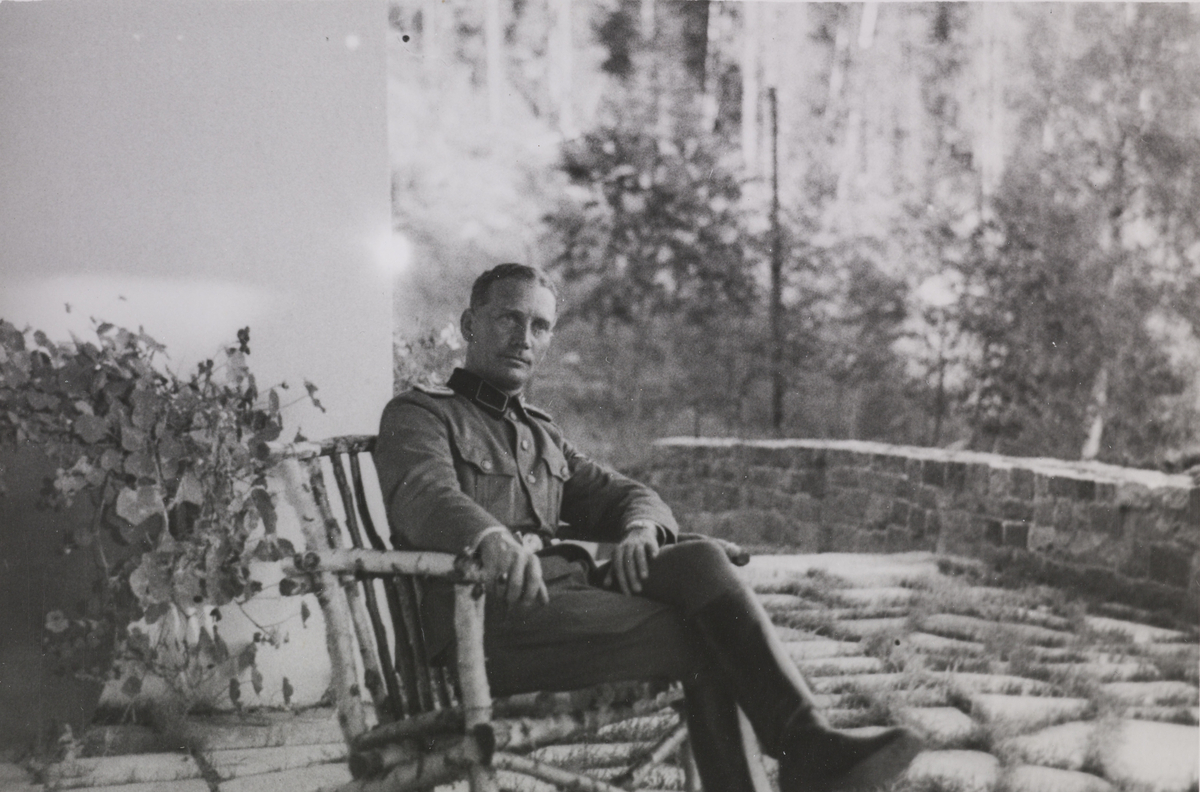 Portrett Alfred Zeidler sittende i stol