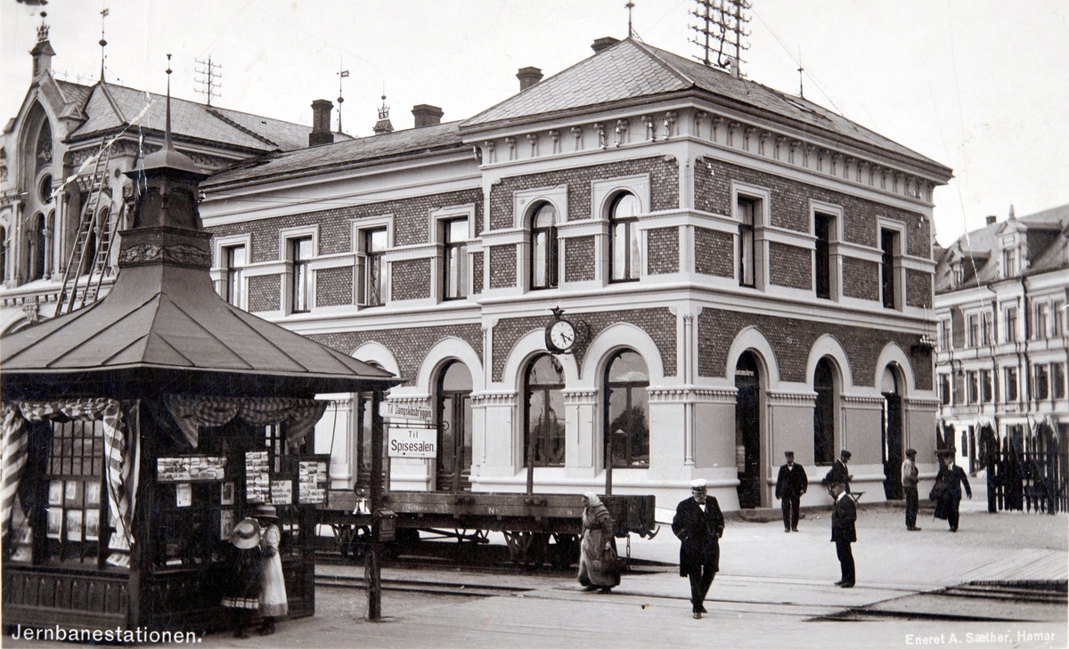 Postkort, Hamar jernbanestasjon, Narvesen kiosk med utstilte postkort, reisende på perrongen,