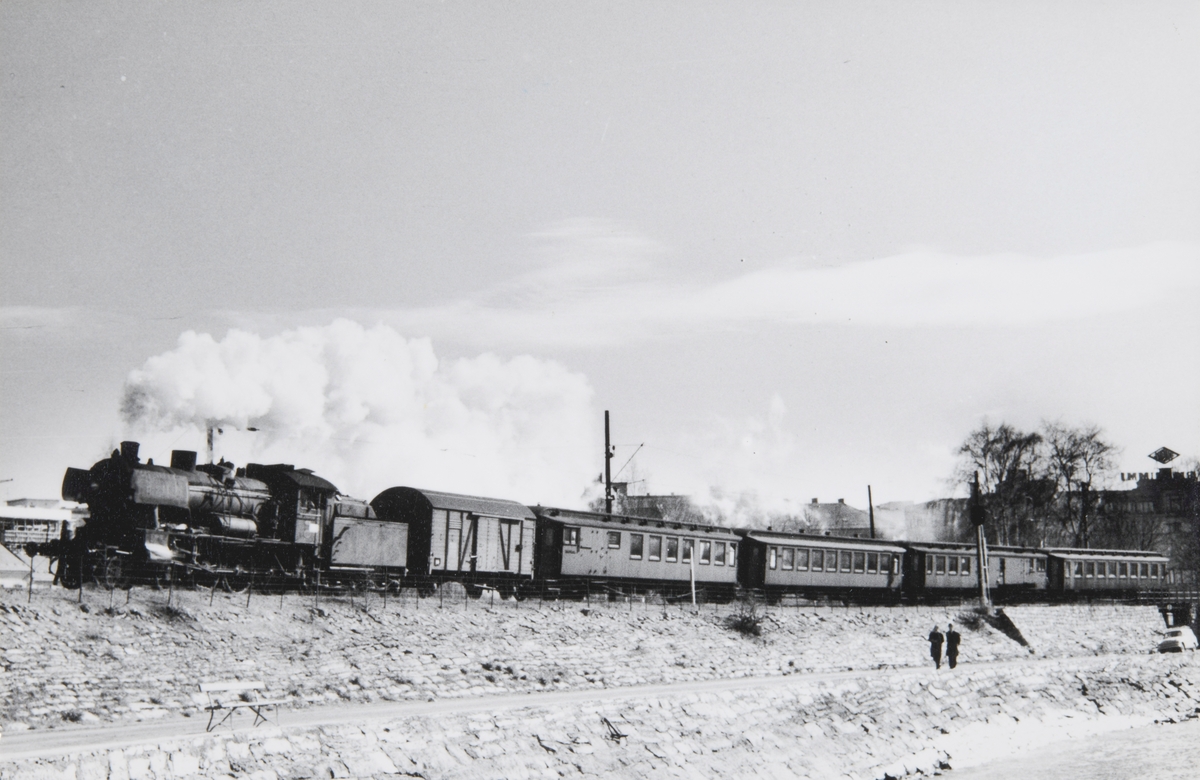 Hamar stasjon, persontog fra Oslo til Lillehammer, tog 311damplokomotiv type 30c nr. 469
