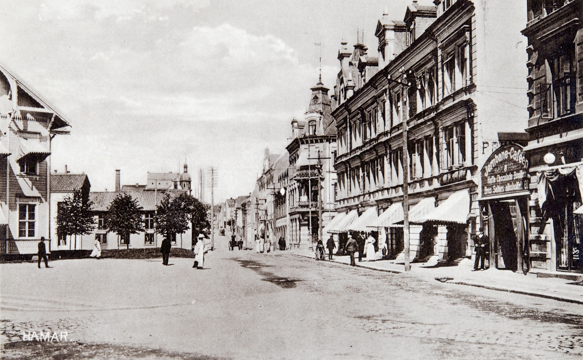 Postkort, Hamar, Jernbaneplassen, Hamars første stasjonsbygning, Jernbane-cafeen, bygården Torggata 3, Norsenggården i Parkgata 12,