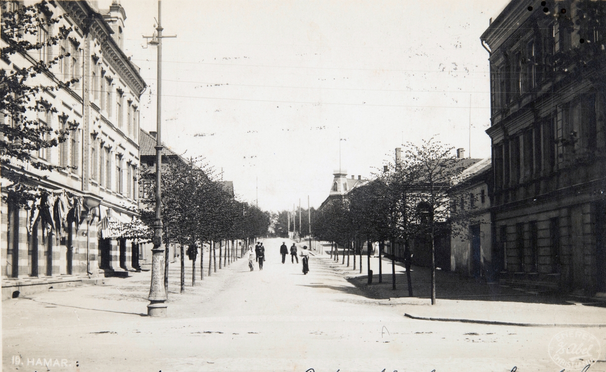 Postkort, Hamar, Parkgata med nyplantet allè, Parkgata 12 Norsenggården, bygården Parkgata 3 til høyre,