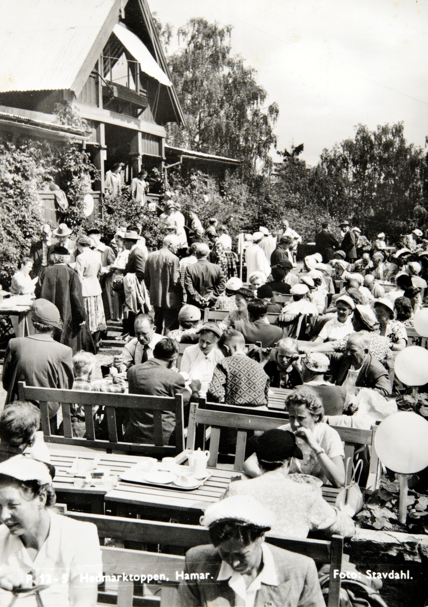 Postkort, Hamar, Hedmarktoppen, Filadelfiamenigheten på Hamar, Pinsevennene arrangerte sitt første sommerstevne på Hedmarktoppen i 1954 med 4-5000 deltakere,