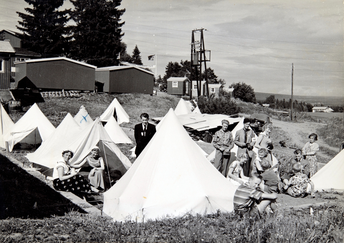 Postkort, Hamar,  Hedmarktoppen Motell og Kafeteria, Filadelfiamenigheten på Hamar, Pinsevennene har arrangert årlig et sommerstevne her på sin eindom på Hedmarktoppen fra 1954, 