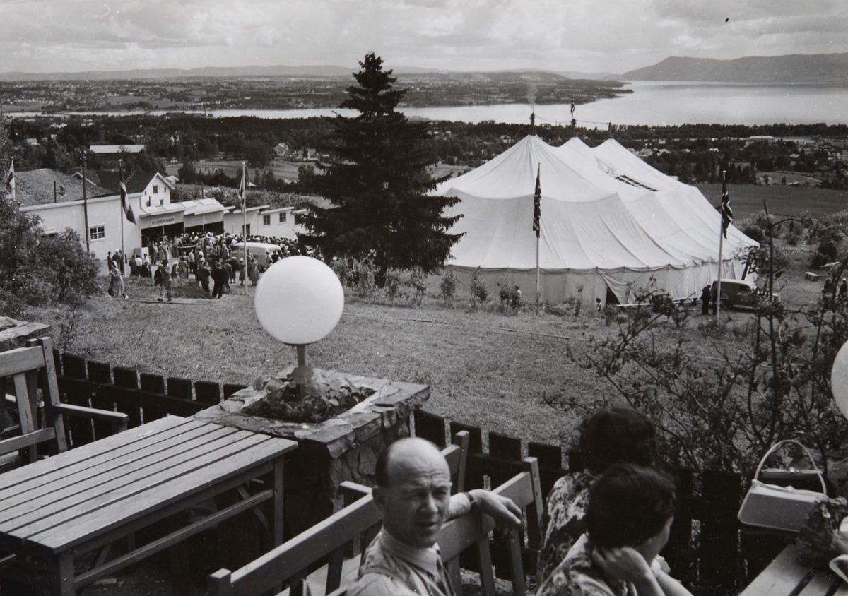 Postkort, Hamar,  Hedmarktoppen Motell og Kafeteria, Filadelfiamenigheten på Hamar, Pinsevennene har arrangert årlig et sommerstevne her på sin eindom på Hedmarktoppen fra 1954, 