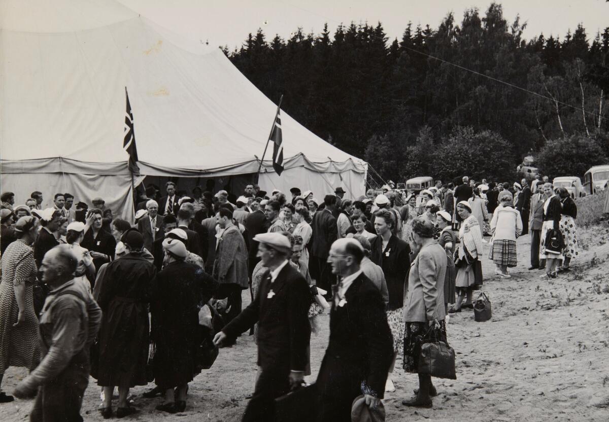 Postkort, Hamar,  Hedmarktoppen Motell og Kafeteria, Filadelfiamenigheten på Hamar, Pinsevennene har arrangert årlig et sommerstevne her på sin eindom på Hedmarktoppen fra 1954, 