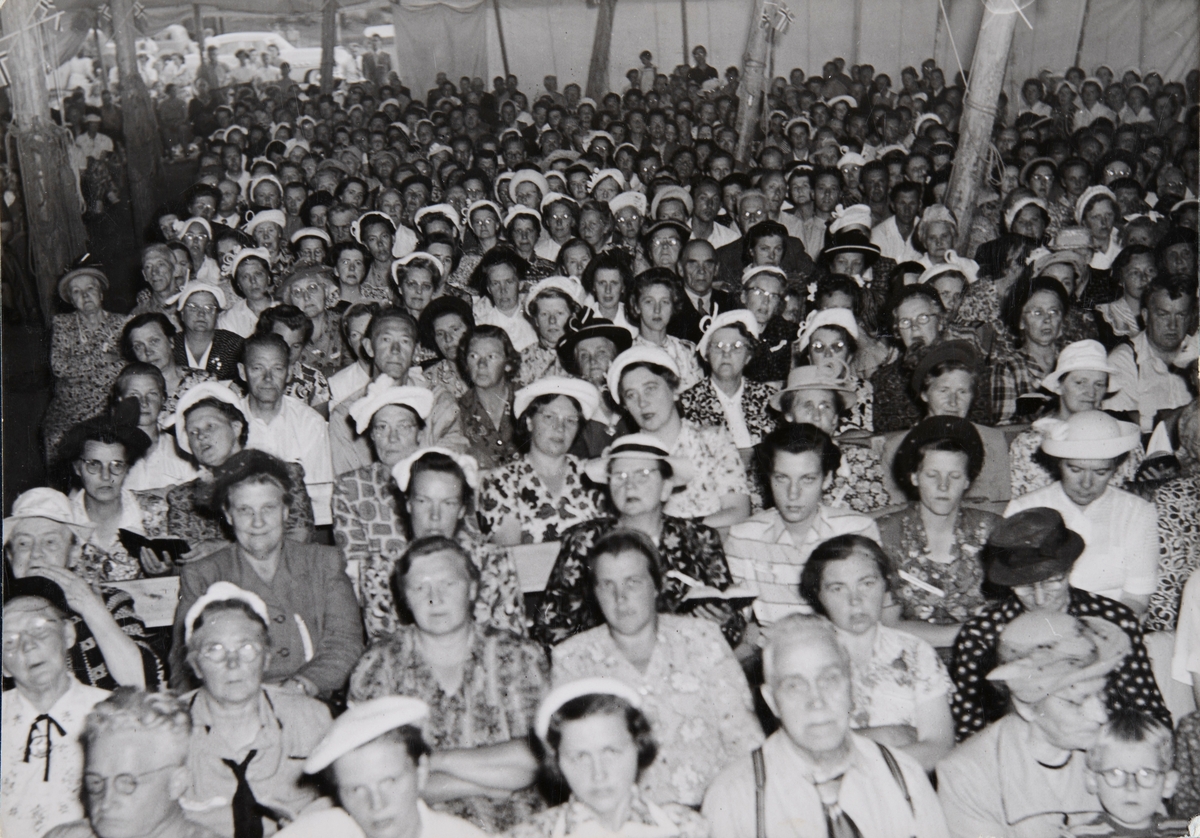 Postkort, Hamar,  Hedmarktoppen Motell og Kafeteria, Filadelfiamenigheten på Hamar, Pinsevennene har arrangert årlig et sommerstevne her på sin eindom på Hedmarktoppen fra 1954, 