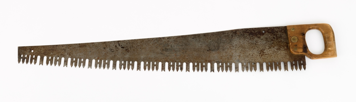 Svans - enmannssag brukt til felling og kapping av tømmer. Redskapet er 118,5 centimeter langt. Herav utgjør bladet eller klingen 106,6 centimeter, målt langs bladryggen. Bladet tiltar i bredde fra den fremre mot den bakre enden, fra 6,7 til 17,6 centimeter. Bladstålet er noe tjukkere på «tannsida» enn på ryggsida, henholdsvis 1,8 og 1,4 millimeter. Denne saga har høveltenner med V-formete innsnitt i ytterendene. Mellom hver høveltann er det to par liketannete rivtenner, som er fasfilte, vekselvis mot den ene og den andre sida. Her må intensjonen ha vært at høveltennene skulle gjøre dybdesnitt mens rivtennene, som er viggete, skulle utvidet skåret og dermed forebygge at friksjonen ble for stor. De U-formete sponrommene på begge sider av høveltennene er om lag 3,8 centimeter djupe og 1,1 centimeter brede sponrom. Sponrommene mellom rivtennene er noe smalere og grunnere. Egglinja er en aning konvekst buet. Den fremre delen av bladryggen er noe konkavt buet i drøyt 80 centimters lengde, mens den bakre enden er noe mer rettlinjet. Saha har et handtak, lagd av et 2,3 centimeter tjukt bord. Handtaket har et ovalt gripehull med avrundete kanter. I den fremre enden er det ei spalte som bladets bakre endestykke er stukket inn i. Deretter er forbindelsen mellom handtaket og bladet låst ved hjelp av tre messingskruer. Handtaket har også avtrykk etter en ståltein som har vært påskrudd den ene handtakssida, vinkelrett på redskapets lengderetning. Dette er antakelig spor etter feste for en såkalt «sagkamerat», ei spiralfjær med en krok som ble slått inn i treets yteved med sikte på at fjæra skulle lette skogsarbeiderens skyvebevegelser. Bakerst på bladet, oppunder bladryggen, er det et gjennombrutt hull. Det finnes også et tilsvarende hull i den fremre enden. Her kan det ha vært mulig å feste et ekstra handtak, for dermed å kunne bruke saga som tomanns stokksag.

Sagbladet er stemplet «HENRY DISTON & SON  TRADE MARK  REG. U.S, PAT. OFF. CEDAR SAVAGE No 410 SPRING STEEL  WARRANTED  PHILADELPHIA U.S.A.»., Det midtre skruehodet på handtaket er også merket med denne produsentens navn - «DISTON PHILA».