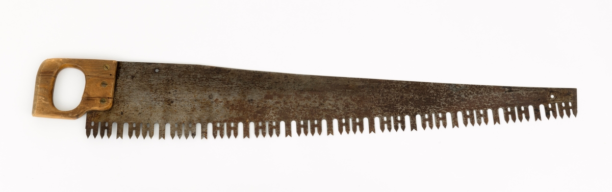 Svans - enmannssag brukt til felling og kapping av tømmer. Redskapet er 118,5 centimeter langt. Herav utgjør bladet eller klingen 106,6 centimeter, målt langs bladryggen. Bladet tiltar i bredde fra den fremre mot den bakre enden, fra 6,7 til 17,6 centimeter. Bladstålet er noe tjukkere på «tannsida» enn på ryggsida, henholdsvis 1,8 og 1,4 millimeter. Denne saga har høveltenner med V-formete innsnitt i ytterendene. Mellom hver høveltann er det to par liketannete rivtenner, som er fasfilte, vekselvis mot den ene og den andre sida. Her må intensjonen ha vært at høveltennene skulle gjøre dybdesnitt mens rivtennene, som er viggete, skulle utvidet skåret og dermed forebygge at friksjonen ble for stor. De U-formete sponrommene på begge sider av høveltennene er om lag 3,8 centimeter djupe og 1,1 centimeter brede sponrom. Sponrommene mellom rivtennene er noe smalere og grunnere. Egglinja er en aning konvekst buet. Den fremre delen av bladryggen er noe konkavt buet i drøyt 80 centimters lengde, mens den bakre enden er noe mer rettlinjet. Saha har et handtak, lagd av et 2,3 centimeter tjukt bord. Handtaket har et ovalt gripehull med avrundete kanter. I den fremre enden er det ei spalte som bladets bakre endestykke er stukket inn i. Deretter er forbindelsen mellom handtaket og bladet låst ved hjelp av tre messingskruer. Handtaket har også avtrykk etter en ståltein som har vært påskrudd den ene handtakssida, vinkelrett på redskapets lengderetning. Dette er antakelig spor etter feste for en såkalt «sagkamerat», ei spiralfjær med en krok som ble slått inn i treets yteved med sikte på at fjæra skulle lette skogsarbeiderens skyvebevegelser. Bakerst på bladet, oppunder bladryggen, er det et gjennombrutt hull. Det finnes også et tilsvarende hull i den fremre enden. Her kan det ha vært mulig å feste et ekstra handtak, for dermed å kunne bruke saga som tomanns stokksag.

Sagbladet er stemplet «HENRY DISTON & SON  TRADE MARK  REG. U.S, PAT. OFF. CEDAR SAVAGE No 410 SPRING STEEL  WARRANTED  PHILADELPHIA U.S.A.»., Det midtre skruehodet på handtaket er også merket med denne produsentens navn - «DISTON PHILA».
