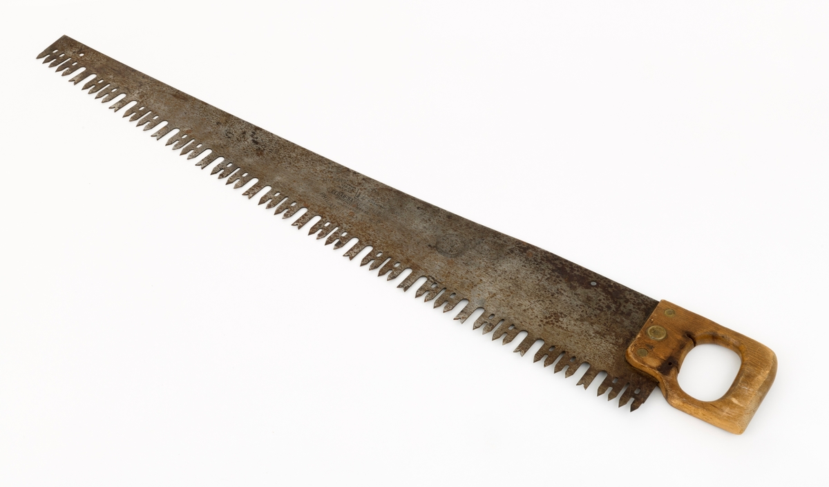 Svans - enmannssag brukt til felling og kapping av tømmer. Redskapet er 118,5 centimeter langt. Herav utgjør bladet eller klingen 106,6 centimeter, målt langs bladryggen. Bladet tiltar i bredde fra den fremre mot den bakre enden, fra 6,7 til 17,6 centimeter. Bladstålet er noe tjukkere på «tannsida» enn på ryggsida, henholdsvis 1,8 og 1,4 millimeter. Denne saga har høveltenner med V-formete innsnitt i ytterendene. Mellom hver høveltann er det to par liketannete rivtenner, som er fasfilte, vekselvis mot den ene og den andre sida. Her må intensjonen ha vært at høveltennene skulle gjøre dybdesnitt mens rivtennene, som er viggete, skulle utvidet skåret og dermed forebygge at friksjonen ble for stor. De U-formete sponrommene på begge sider av høveltennene er om lag 3,8 centimeter djupe og 1,1 centimeter brede sponrom. Sponrommene mellom rivtennene er noe smalere og grunnere. Egglinja er en aning konvekst buet. Den fremre delen av bladryggen er noe konkavt buet i drøyt 80 centimters lengde, mens den bakre enden er noe mer rettlinjet. Saha har et handtak, lagd av et 2,3 centimeter tjukt bord. Handtaket har et ovalt gripehull med avrundete kanter. I den fremre enden er det ei spalte som bladets bakre endestykke er stukket inn i. Deretter er forbindelsen mellom handtaket og bladet låst ved hjelp av tre messingskruer. Handtaket har også avtrykk etter en ståltein som har vært påskrudd den ene handtakssida, vinkelrett på redskapets lengderetning. Dette er antakelig spor etter feste for en såkalt «sagkamerat», ei spiralfjær med en krok som ble slått inn i treets yteved med sikte på at fjæra skulle lette skogsarbeiderens skyvebevegelser. Bakerst på bladet, oppunder bladryggen, er det et gjennombrutt hull. Det finnes også et tilsvarende hull i den fremre enden. Her kan det ha vært mulig å feste et ekstra handtak, for dermed å kunne bruke saga som tomanns stokksag.

Sagbladet er stemplet «HENRY DISTON & SON  TRADE MARK  REG. U.S, PAT. OFF. CEDAR SAVAGE No 410 SPRING STEEL  WARRANTED  PHILADELPHIA U.S.A.»., Det midtre skruehodet på handtaket er også merket med denne produsentens navn - «DISTON PHILA».