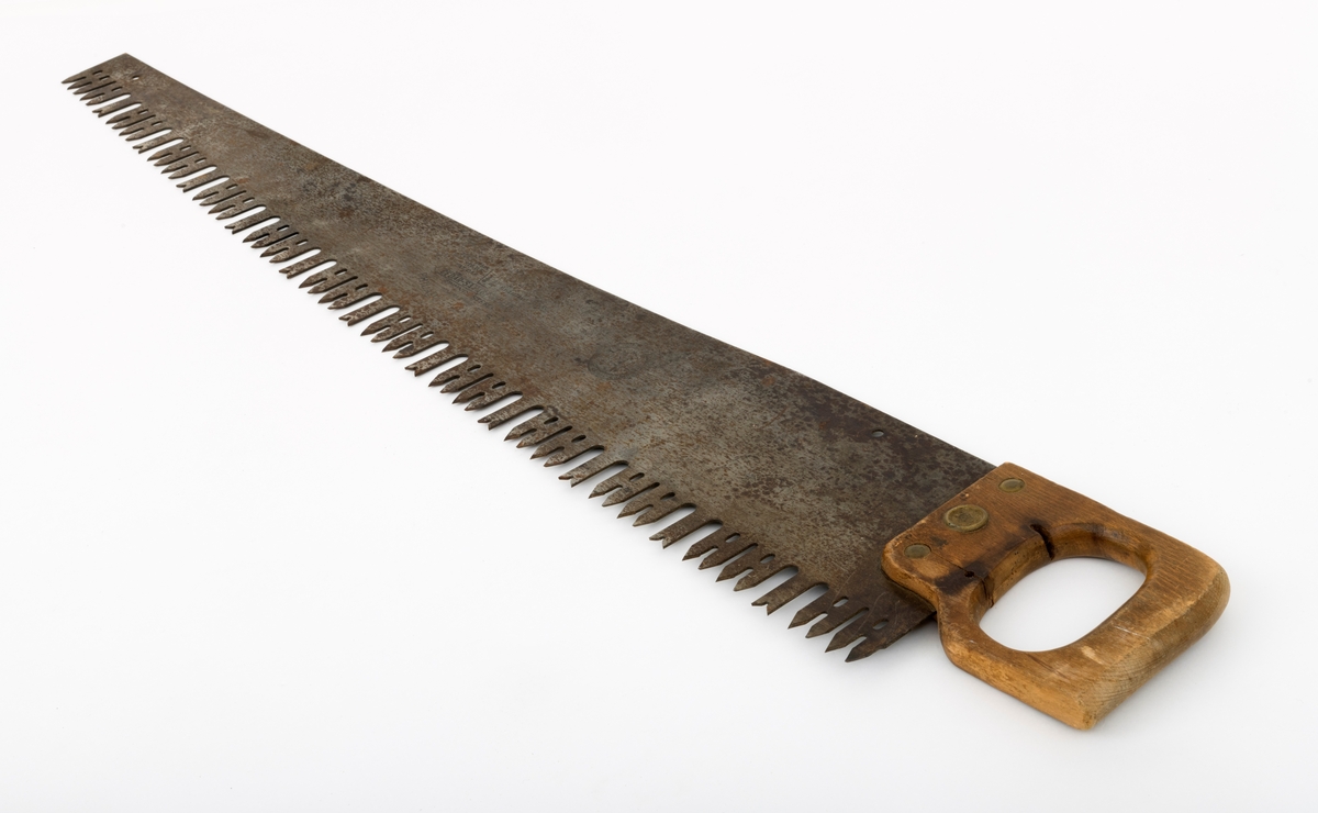 Svans - enmannssag brukt til felling og kapping av tømmer. Redskapet er 118,5 centimeter langt. Herav utgjør bladet eller klingen 106,6 centimeter, målt langs bladryggen. Bladet tiltar i bredde fra den fremre mot den bakre enden, fra 6,7 til 17,6 centimeter. Bladstålet er noe tjukkere på «tannsida» enn på ryggsida, henholdsvis 1,8 og 1,4 millimeter. Denne saga har høveltenner med V-formete innsnitt i ytterendene. Mellom hver høveltann er det to par liketannete rivtenner, som er fasfilte, vekselvis mot den ene og den andre sida. Her må intensjonen ha vært at høveltennene skulle gjøre dybdesnitt mens rivtennene, som er viggete, skulle utvidet skåret og dermed forebygge at friksjonen ble for stor. De U-formete sponrommene på begge sider av høveltennene er om lag 3,8 centimeter djupe og 1,1 centimeter brede sponrom. Sponrommene mellom rivtennene er noe smalere og grunnere. Egglinja er en aning konvekst buet. Den fremre delen av bladryggen er noe konkavt buet i drøyt 80 centimters lengde, mens den bakre enden er noe mer rettlinjet. Saha har et handtak, lagd av et 2,3 centimeter tjukt bord. Handtaket har et ovalt gripehull med avrundete kanter. I den fremre enden er det ei spalte som bladets bakre endestykke er stukket inn i. Deretter er forbindelsen mellom handtaket og bladet låst ved hjelp av tre messingskruer. Handtaket har også avtrykk etter en ståltein som har vært påskrudd den ene handtakssida, vinkelrett på redskapets lengderetning. Dette er antakelig spor etter feste for en såkalt «sagkamerat», ei spiralfjær med en krok som ble slått inn i treets yteved med sikte på at fjæra skulle lette skogsarbeiderens skyvebevegelser. Bakerst på bladet, oppunder bladryggen, er det et gjennombrutt hull. Det finnes også et tilsvarende hull i den fremre enden. Her kan det ha vært mulig å feste et ekstra handtak, for dermed å kunne bruke saga som tomanns stokksag.

Sagbladet er stemplet «HENRY DISTON & SON  TRADE MARK  REG. U.S, PAT. OFF. CEDAR SAVAGE No 410 SPRING STEEL  WARRANTED  PHILADELPHIA U.S.A.»., Det midtre skruehodet på handtaket er også merket med denne produsentens navn - «DISTON PHILA».
