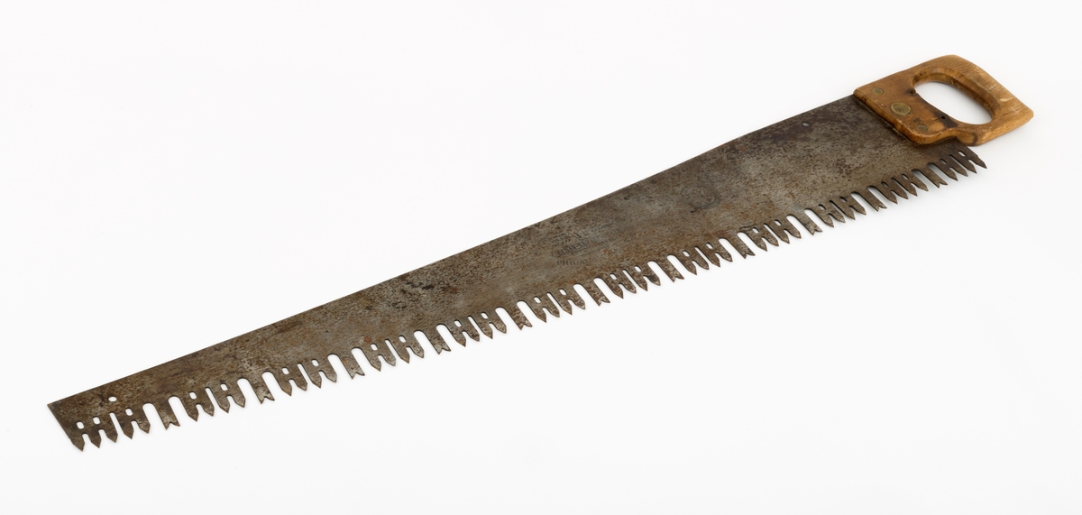 Svans - enmannssag brukt til felling og kapping av tømmer. Redskapet er 118,5 centimeter langt. Herav utgjør bladet eller klingen 106,6 centimeter, målt langs bladryggen. Bladet tiltar i bredde fra den fremre mot den bakre enden, fra 6,7 til 17,6 centimeter. Bladstålet er noe tjukkere på «tannsida» enn på ryggsida, henholdsvis 1,8 og 1,4 millimeter. Denne saga har høveltenner med V-formete innsnitt i ytterendene. Mellom hver høveltann er det to par liketannete rivtenner, som er fasfilte, vekselvis mot den ene og den andre sida. Her må intensjonen ha vært at høveltennene skulle gjøre dybdesnitt mens rivtennene, som er viggete, skulle utvidet skåret og dermed forebygge at friksjonen ble for stor. De U-formete sponrommene på begge sider av høveltennene er om lag 3,8 centimeter djupe og 1,1 centimeter brede sponrom. Sponrommene mellom rivtennene er noe smalere og grunnere. Egglinja er en aning konvekst buet. Den fremre delen av bladryggen er noe konkavt buet i drøyt 80 centimters lengde, mens den bakre enden er noe mer rettlinjet. Saha har et handtak, lagd av et 2,3 centimeter tjukt bord. Handtaket har et ovalt gripehull med avrundete kanter. I den fremre enden er det ei spalte som bladets bakre endestykke er stukket inn i. Deretter er forbindelsen mellom handtaket og bladet låst ved hjelp av tre messingskruer. Handtaket har også avtrykk etter en ståltein som har vært påskrudd den ene handtakssida, vinkelrett på redskapets lengderetning. Dette er antakelig spor etter feste for en såkalt «sagkamerat», ei spiralfjær med en krok som ble slått inn i treets yteved med sikte på at fjæra skulle lette skogsarbeiderens skyvebevegelser. Bakerst på bladet, oppunder bladryggen, er det et gjennombrutt hull. Det finnes også et tilsvarende hull i den fremre enden. Her kan det ha vært mulig å feste et ekstra handtak, for dermed å kunne bruke saga som tomanns stokksag.

Sagbladet er stemplet «HENRY DISTON & SON  TRADE MARK  REG. U.S, PAT. OFF. CEDAR SAVAGE No 410 SPRING STEEL  WARRANTED  PHILADELPHIA U.S.A.»., Det midtre skruehodet på handtaket er også merket med denne produsentens navn - «DISTON PHILA».