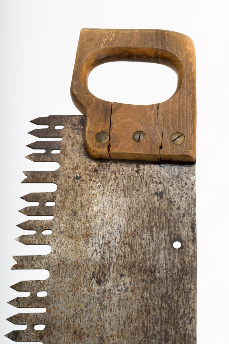 Svans - enmannssag brukt til felling og kapping av tømmer. Redskapet er 118,5 centimeter langt. Herav utgjør bladet eller klingen 106,6 centimeter, målt langs bladryggen. Bladet tiltar i bredde fra den fremre mot den bakre enden, fra 6,7 til 17,6 centimeter. Bladstålet er noe tjukkere på «tannsida» enn på ryggsida, henholdsvis 1,8 og 1,4 millimeter. Denne saga har høveltenner med V-formete innsnitt i ytterendene. Mellom hver høveltann er det to par liketannete rivtenner, som er fasfilte, vekselvis mot den ene og den andre sida. Her må intensjonen ha vært at høveltennene skulle gjøre dybdesnitt mens rivtennene, som er viggete, skulle utvidet skåret og dermed forebygge at friksjonen ble for stor. De U-formete sponrommene på begge sider av høveltennene er om lag 3,8 centimeter djupe og 1,1 centimeter brede sponrom. Sponrommene mellom rivtennene er noe smalere og grunnere. Egglinja er en aning konvekst buet. Den fremre delen av bladryggen er noe konkavt buet i drøyt 80 centimters lengde, mens den bakre enden er noe mer rettlinjet. Saha har et handtak, lagd av et 2,3 centimeter tjukt bord. Handtaket har et ovalt gripehull med avrundete kanter. I den fremre enden er det ei spalte som bladets bakre endestykke er stukket inn i. Deretter er forbindelsen mellom handtaket og bladet låst ved hjelp av tre messingskruer. Handtaket har også avtrykk etter en ståltein som har vært påskrudd den ene handtakssida, vinkelrett på redskapets lengderetning. Dette er antakelig spor etter feste for en såkalt «sagkamerat», ei spiralfjær med en krok som ble slått inn i treets yteved med sikte på at fjæra skulle lette skogsarbeiderens skyvebevegelser. Bakerst på bladet, oppunder bladryggen, er det et gjennombrutt hull. Det finnes også et tilsvarende hull i den fremre enden. Her kan det ha vært mulig å feste et ekstra handtak, for dermed å kunne bruke saga som tomanns stokksag.

Sagbladet er stemplet «HENRY DISTON & SON  TRADE MARK  REG. U.S, PAT. OFF. CEDAR SAVAGE No 410 SPRING STEEL  WARRANTED  PHILADELPHIA U.S.A.»., Det midtre skruehodet på handtaket er også merket med denne produsentens navn - «DISTON PHILA».