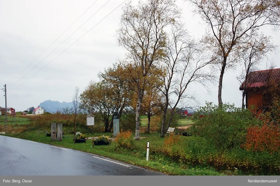 Blixtunet, Våg, Sandhornøy i september 2005. Bauta over salmedikteren Elias Blix plassert på tuften av hans barndomshjem. Til høyre ses jordmor-Dorthestua som var bebodd av en niese av Elias Blix, Dorthea Pettersen. Huset ble bygd av Elias Blix halvbror Peter Helgesen rundt 1870. Huset inneholder tømmer fra Elias Blix barndomshjem som brant før 1865 (øverst i søndre gavlvegg)