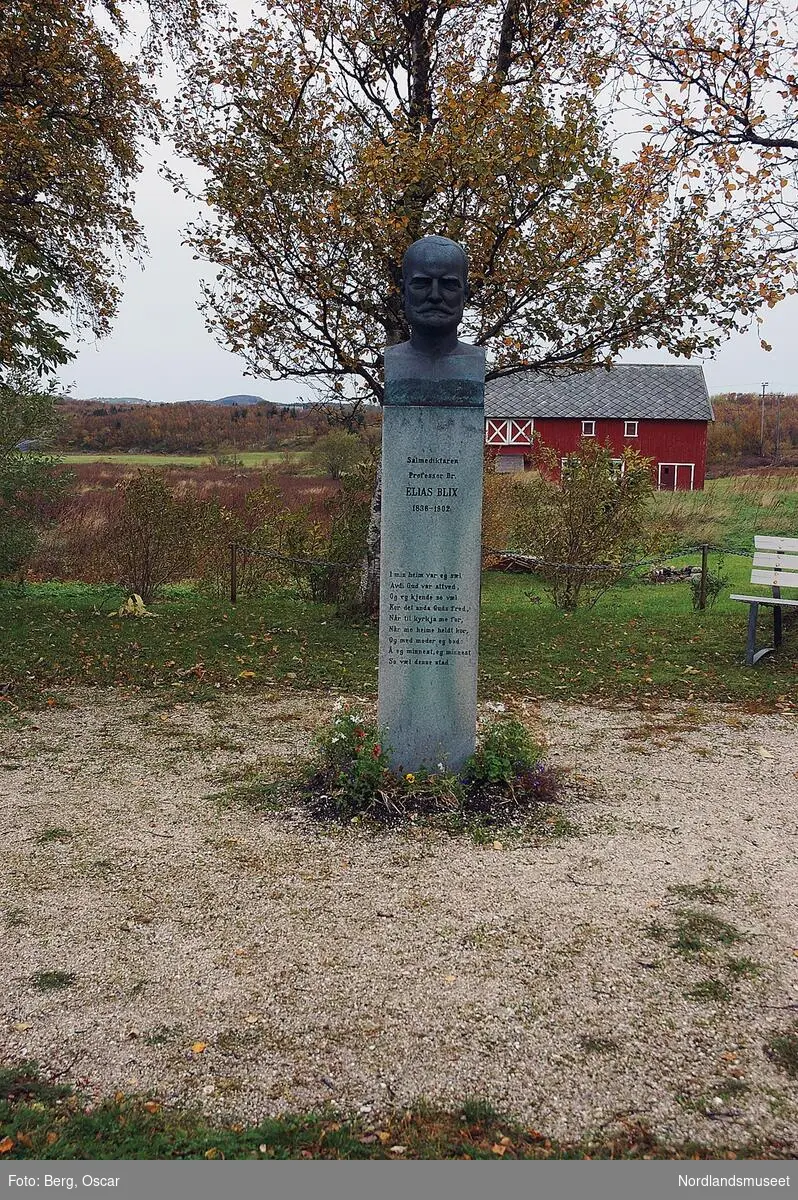 Blixtunet, Våg, Sandhornøy i september 2005. Byste over salmedikteren Elias Blix plassert på tuften av hans barndomshjem. Bysten ble reist av Ungdomslaget til Blix-jubileet 1936 og innviet i nærvær av en stor folkemengde.