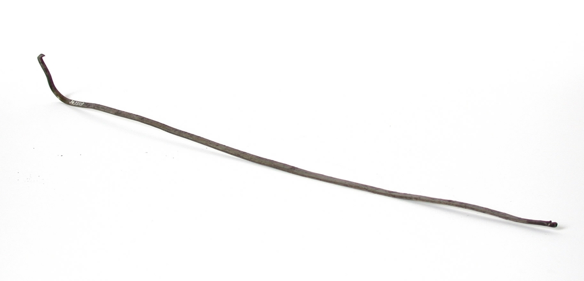 Diverse delar till stickmaskin. 4 stycken. Längd 31 cm, 20 cm, 30 cm och 63 cm.