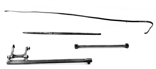 Diverse delar till stickmaskin. 4 stycken. Längd 31 cm, 20 cm, 30 cm och 63 cm.
