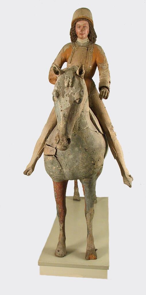 Skulptur av trä föreställande ryttare (Sankt Göran) till häst.

Ryttaren är klädd i delvis försilvrad rustning med guldapplikationer och en guldfärgad vapenrock. Jackan har blomformade urtagningar på armarna. Håret är långt, lockigt och brunt och han bär en nästan cylindrisk huvudbonad. Skulpturen är hel runt om och hästen är ihålig inuti.

Ett rött Göranskors och hästens ursprungliga färg (apelkastad gråskimmel) talar för att det rör sig om en Sankt Görans-gestaltning. Johnny Roosval skriver i "Medeltida konst i Gotlands Fornsal" att skulpturen dateras till tiden 1460-1500. Roosval skriver vidare att skulpturen hört till en enhet med bland annat en drak- och prinsessframställning efter S:t Görans-myten.

Skulpturen har flera tydliga färgrester av bland annat rött och blått på hästen, rött på ryttarens jacka och mössa samt ringbrynjemålning på benen. På hästen finns flera ristade märken: bomärken och initialer, som Roosval daterar till 1500-talet.

Ryttaren restaurerades troligen vid mitten av 1600-talet och omarbetades då till en ryttare från 30-åriga kriget, varvid den lansbärande högerarmen togs bort och troligen ersattes med en arm som förde ett svärd eller en värja i paradställning. Att döma av ett övermålat årtal gjordes detta efter 1647.

Skulpturen är med all säkerhet ett arbete från en verkstad i Lübeck.