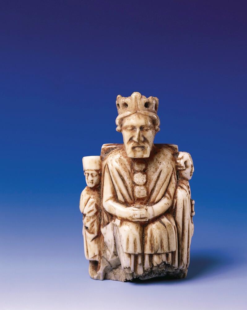 Schackkung av valrosstand med två smärre bilder på sidorna. Krona på huvudet, delvis rödmålad. På baksidan märkt med ett ankare, samt: "1606" och "* N S *". Personen till vänster om kungen är iklädd en lång dräkt och rund mössa, den högra mannen är är barhuvad och bär en knappförsedd dräkt med mantel över. Han håller också en spira eller kort stav i händerna. Pjäsen är genomborrad från kungen hjässa och rakt ner.

Det är osäkert om den röda färgen som man ser spår av är original eller senare ditmålad, men den måste ha påförts före år 1606. Det inristade ankaret kan tyda på att pjäsen vid 1600-talets början ägdes av en sjökapten eller sjöman, men vi saknar kunskap om vem som ursprungligen förde pjäsen till Gotland. Var den en del av ett komplett schackspel eller kom den till ön som ensam souvenir?

Pjäsen bör ha kommit i donatorns (läroverkslektor C J Bergman) ägo mellan åren 1846-1874. 1874 vittnar nämligen Bergmans kollega vid läroverket och blivande museiföreståndaren P A Säve om att den märkliga kungafiguren finns hos Bergman och att han lovat skänka den till det planerade museet. Fram till 1846 hade kungen haft en speciell användning: som handtag i en klocksträng i sessionssalen på Skomakargillets hus i hörnet Ryska gränd och Övre och Nedre Finngränd i Visby. Klocksträngen manövrerade en klocka som var upphängd i taket, varmed åldermannen äskade tystnad vid gillets sammankomster. Gillet höll sina möten i detta hus från år 1592-1846 (då gillet upplöstes), men inskriptionen med årtalet 1606 antyder att det inte kommit i Skomakargillets ägo förrän under 1600-talets första hälft.

Enligt Roosval och af Ugglas är pjäsen sannolikt tillverkad någon gång 1350-1370.