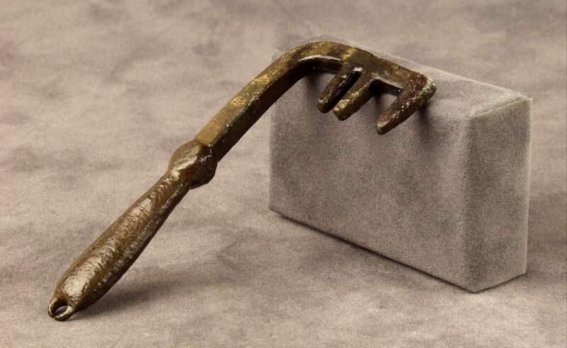 Tre-kloigt ax vinkelrätt mot skaftet som har fyrkantigt tvärsnitt handtaget spolformat och avslutat med en ögla
av brons. Funnen vid gerete i follingbo, år 1866.