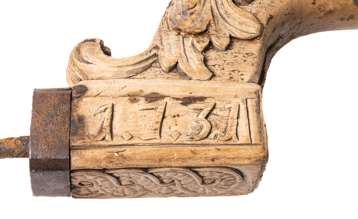 Borrsväng, snidad i trä, utskuret 1731.