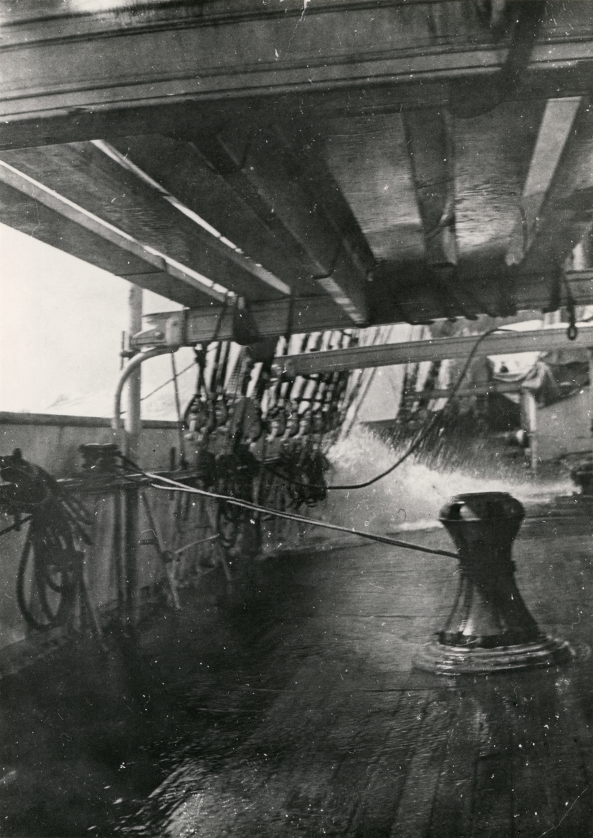 "Till väders"
Ombord på fyrmastbarken SVITHIOD, troligen år 1921.