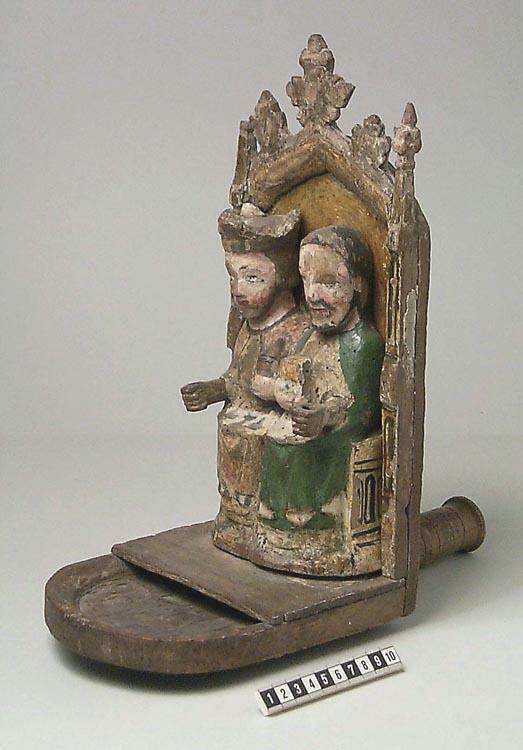 Kollekttavla av ek med uthuggen rundad bricka delvis täckt med en platta. Gavelformat och delvis rundat bakstycke med korsblomma, krabbor och fialer, varav ena är skadad. Runt, svarvat handtag med "I H ? L ?" inristat. Urtag i bakstycket ovanför handtaget efter tidigare handtag?
Bevarad bemålning i bland annat guld, grönt och vitt.

Två snidade, bemålade manliga figurer av trä sitter med ryggen mot bakstycket. Den ene har kunglig krona och föreställer möjligen S:t Olof, enligt "Sveriges kyrkor". Den andra är en apostel som håller i en bok (?). Båda håller ut varsin hand som hållit i något som nu saknas.

Kollekttavlan är från 1300-talets första hälft enligt "Sveriges kyrkor".