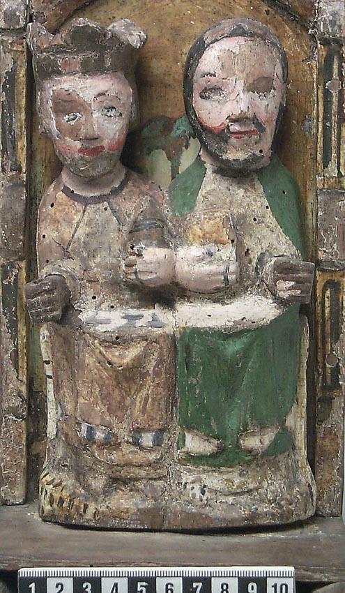 Kollekttavla av ek med uthuggen rundad bricka delvis täckt med en platta. Gavelformat och delvis rundat bakstycke med korsblomma, krabbor och fialer, varav ena är skadad. Runt, svarvat handtag med "I H ? L ?" inristat. Urtag i bakstycket ovanför handtaget efter tidigare handtag?
Bevarad bemålning i bland annat guld, grönt och vitt.

Två snidade, bemålade manliga figurer av trä sitter med ryggen mot bakstycket. Den ene har kunglig krona och föreställer möjligen S:t Olof, enligt "Sveriges kyrkor". Den andra är en apostel som håller i en bok (?). Båda håller ut varsin hand som hållit i något som nu saknas.

Kollekttavlan är från 1300-talets första hälft enligt "Sveriges kyrkor".