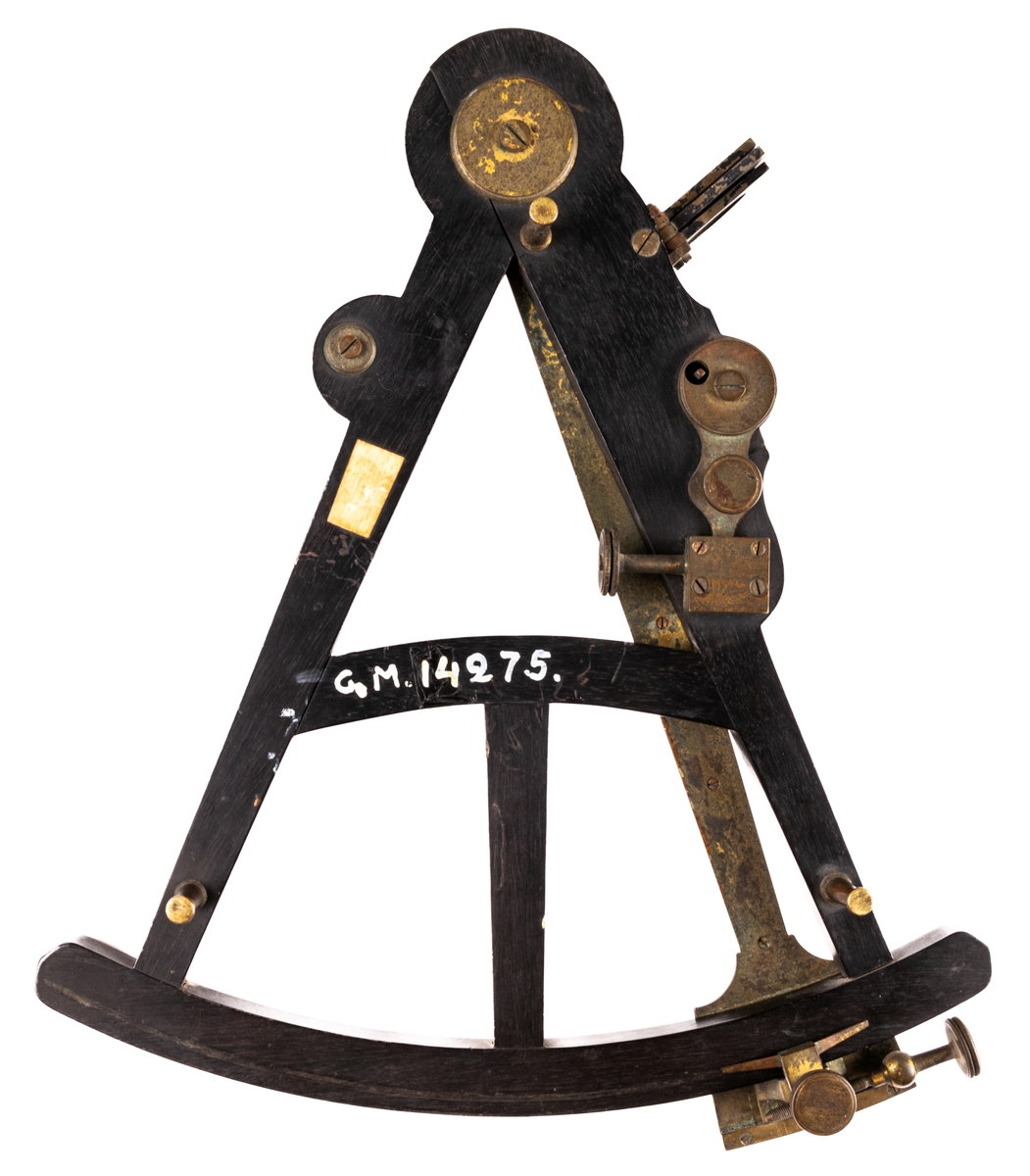 Oktant, vinkelmätningsinstrument. 
Märkt "Hislett Tower Hill, Lont."
Radie 30cm.