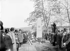 Motiv ur fotografen Didrik von Essens samling som visar avtäckningen av minnesvård efter läkaren och instiftaren av samfundet SHT, Carl Magnus Appelberg (1826-1896). Dagen var den 1 juni 1902.