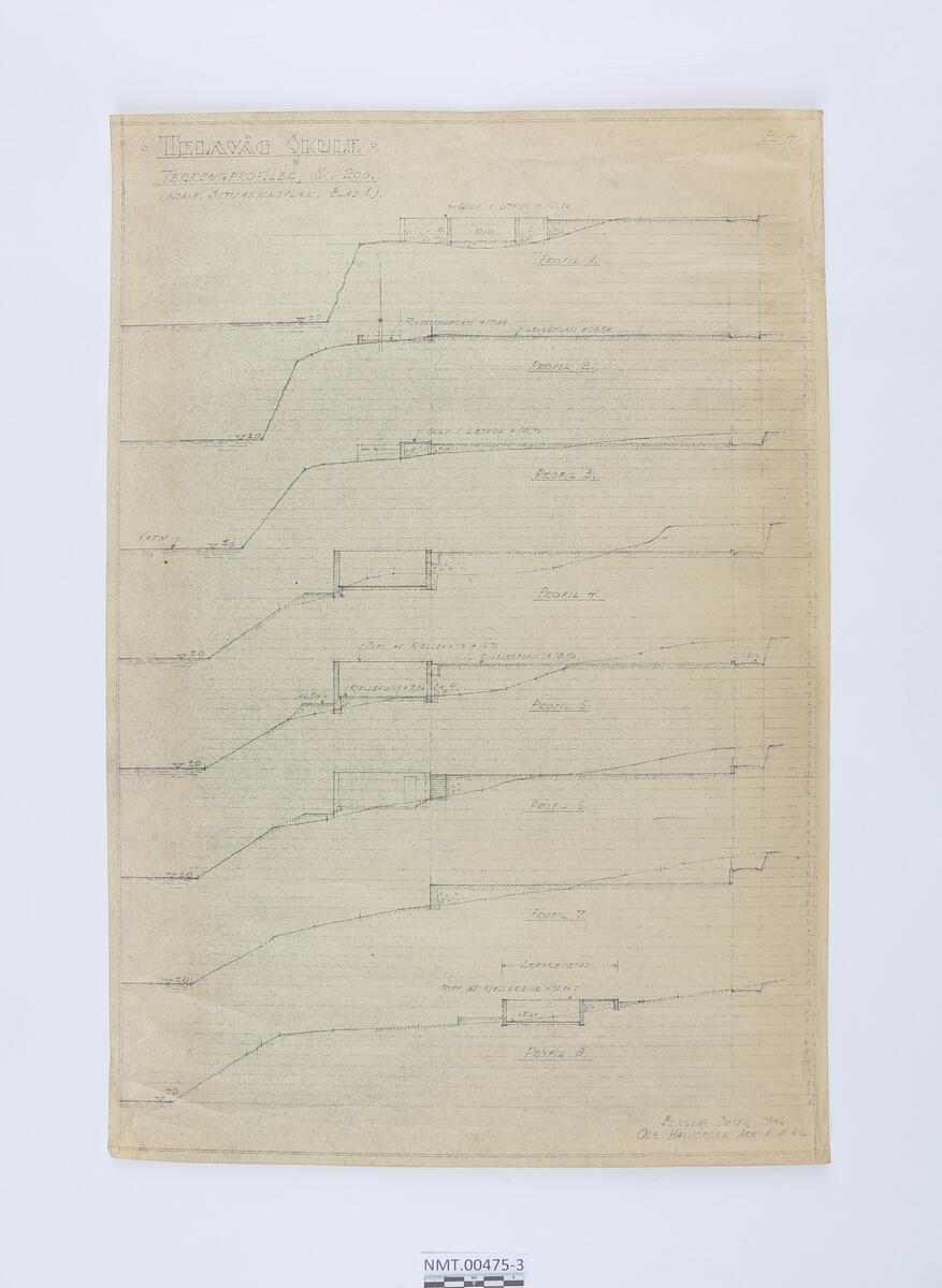 Kopi av arkitektteikning av Telavåg skule. Den viser terrengprofiler.