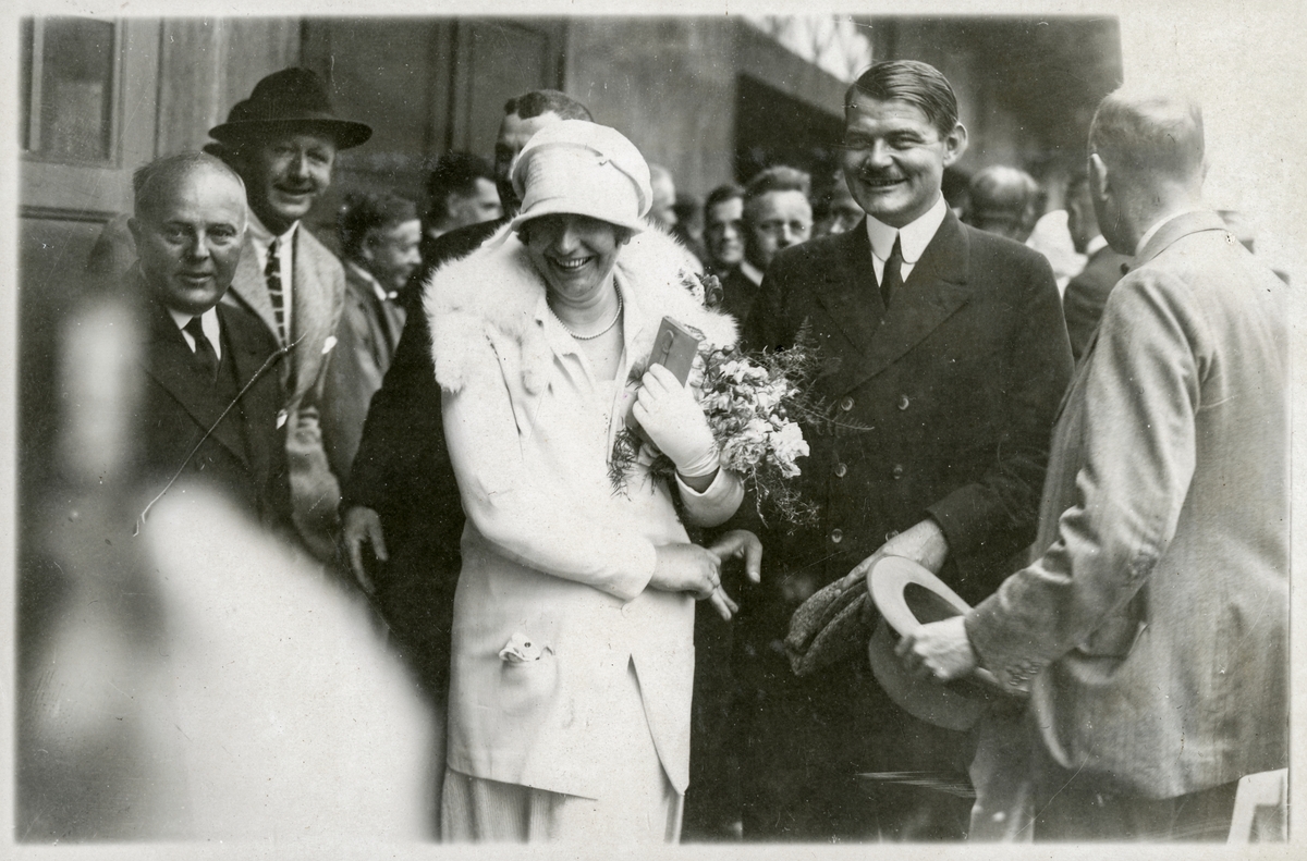 Personer i Roald Amundsens følge ankommer middagsarrangement - Roald Amundsens ankomst til Bergen med S/S "Bergensfjord" efter "Norge"s flukt overe Polen. - 12. juli 1926