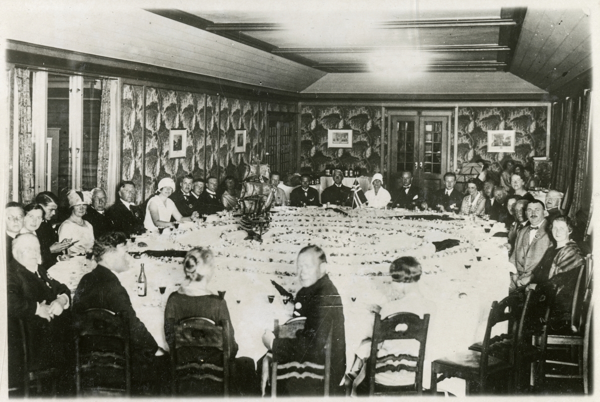 Middagsarrangement for Roald Amundsens og hans følge. Roald Amundsen ved enden av bordet - Roald Amundsens ankomst til Bergen med S/S "Bergensfjord" efter "Norge"s flukt overe Polen. - 12. juli 1926